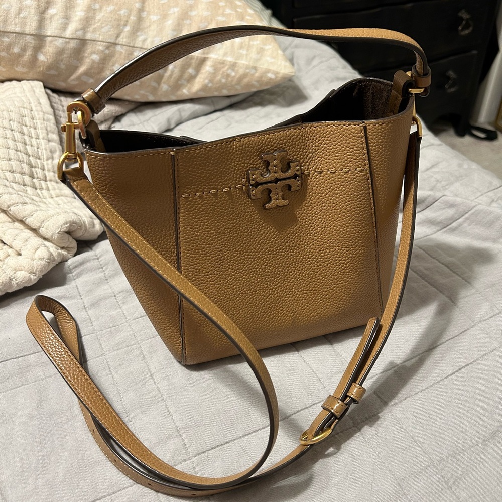 TORY BURCH SMALL MCGRAW TEXTURED BUCKET BAG